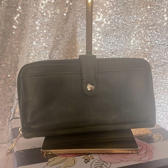 * Green Wallet - Picture 1 of 1